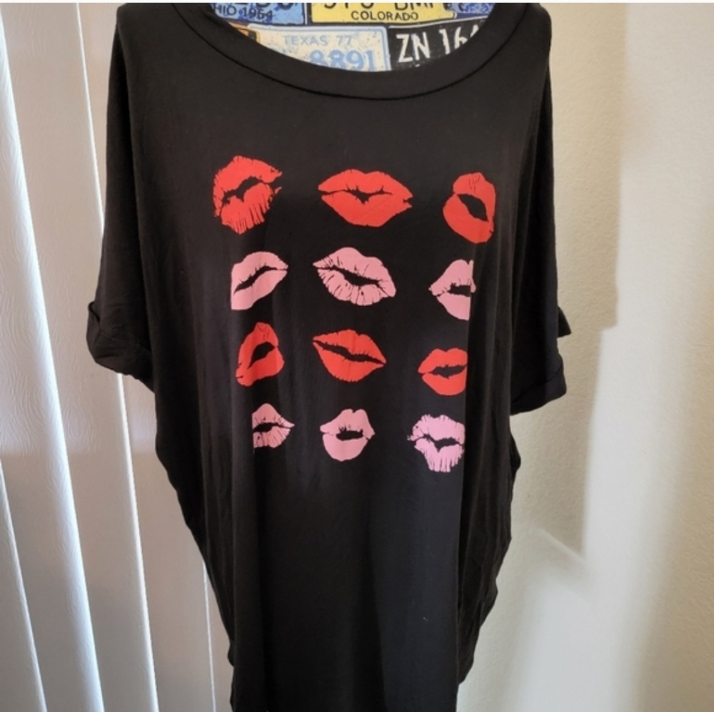 NWT Fashion to Figure size 3 (22/24) Red/Pink Lip Top